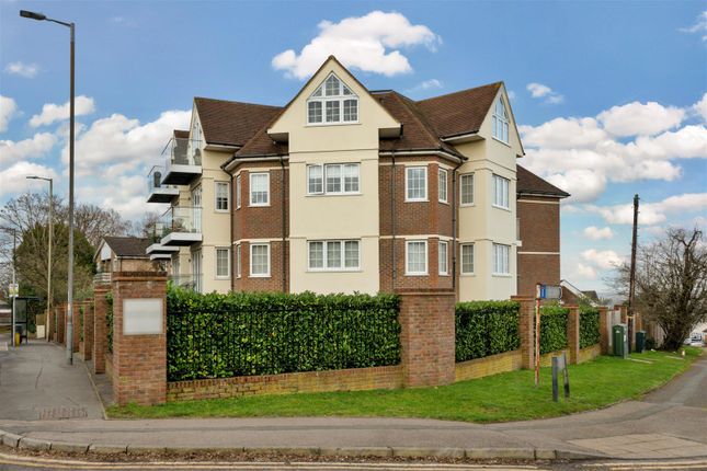 Thumbnail Flat for sale in Sparrows Herne, Bushey