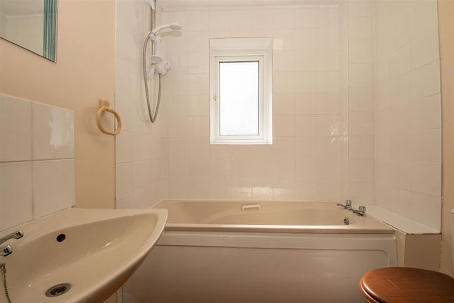 22, Whitsun Pasture, Milton Keynes photo 3