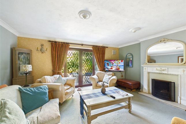 8, Tudor Rose Close, Stanway photo 3