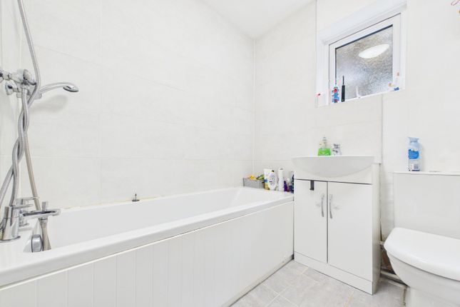 Flat 8, Gothic Court, 83, Yorktown Road, Sandhurst photo 4