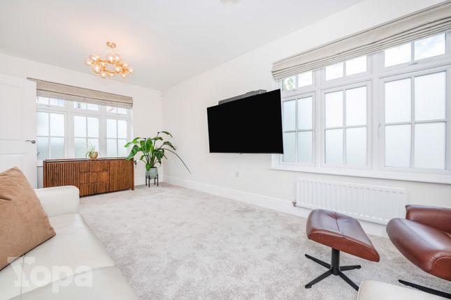 22, Emmeline Avenue, Swanscombe photo 2