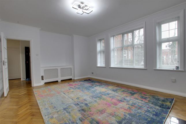 Flat to rent in The Green, London