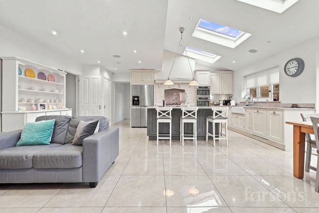 2 Lordship Close, Brentwood photo 4