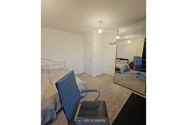 4-bed house on Henry Darlot Drive, Mill Hill, £900/mo