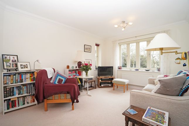 10, Squires Court, Highworth, Swindon photo 2