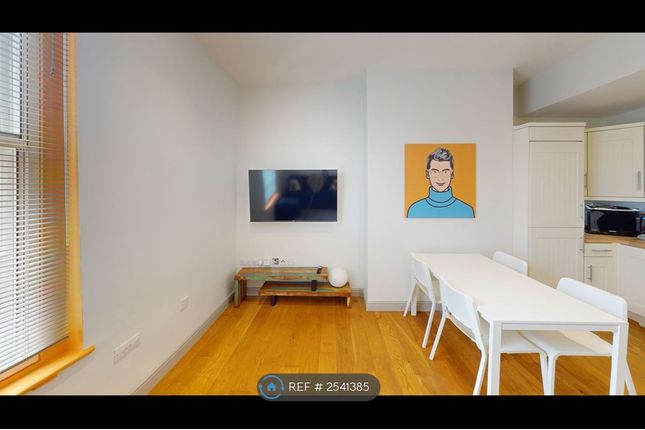 Lounge/Dining Area