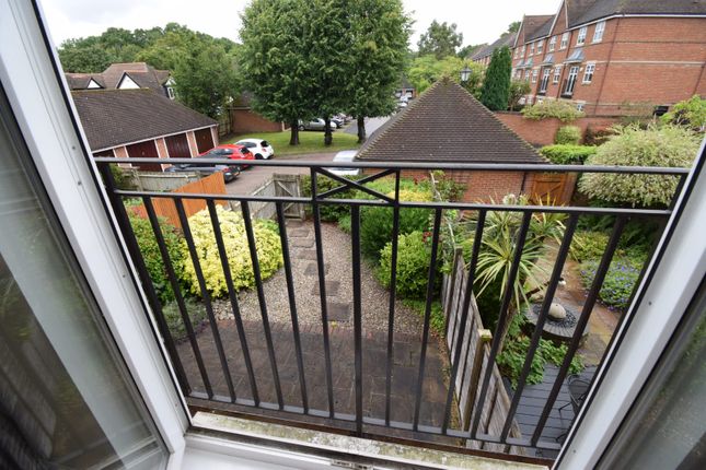 Town house to rent in Highlands, Farnham Common, Slough