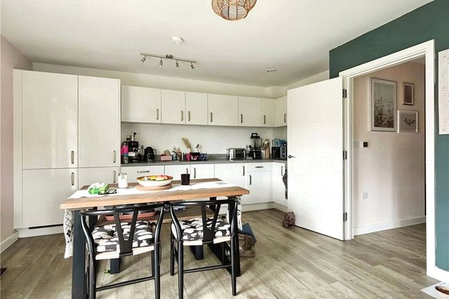HEYLO OR - Flat 3, Girling House, 8, Glover Crescent, Reading photo 3