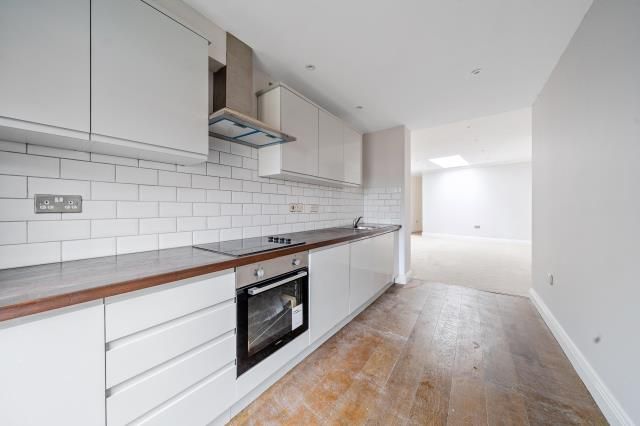 2-bed flat on 37b, Bartholomew Street, RG14 5LL, £190,000