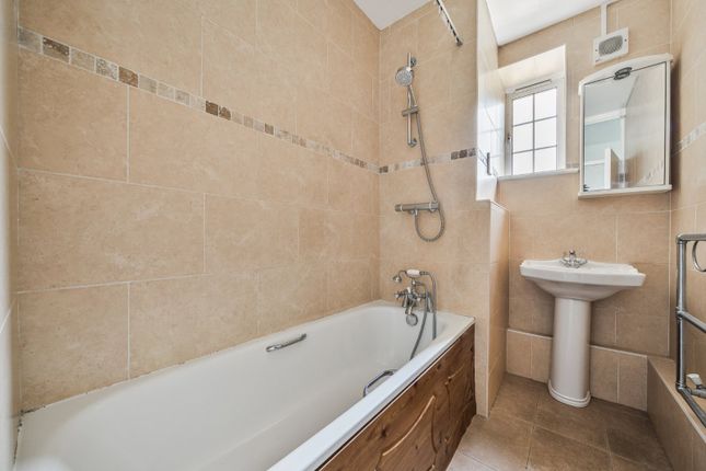 20 Wimbledon Close,, The Downs, London photo 3