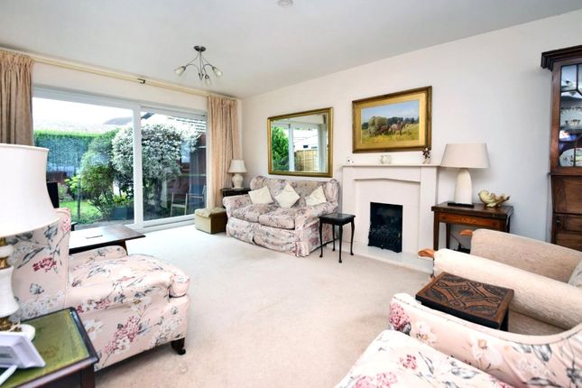 Courtlands Crescent, Surrey photo 2