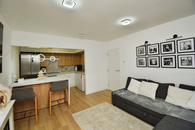 Flat 21/Springfield Court, Forsythia Close, Ilford photo 3