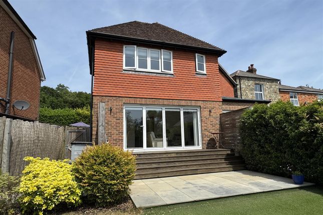 11, Robin Way, Wormley photo 4