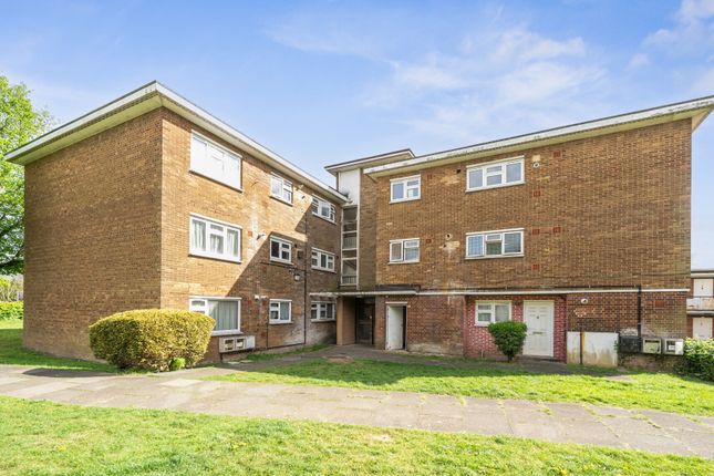40, Pipers Green, London photo 2