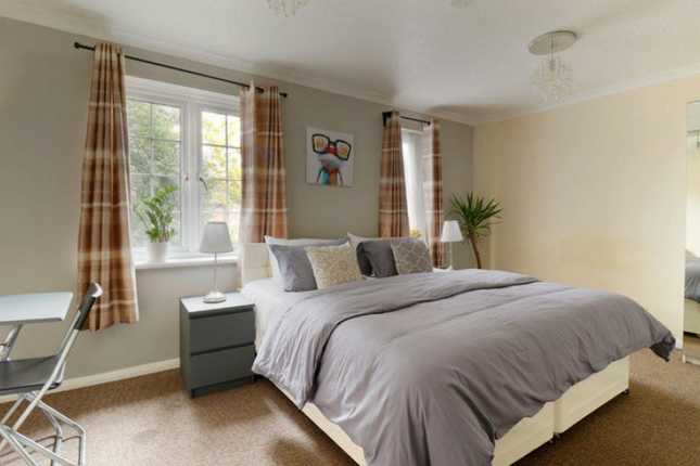 Shared accommodation to rent in Howland Way, London