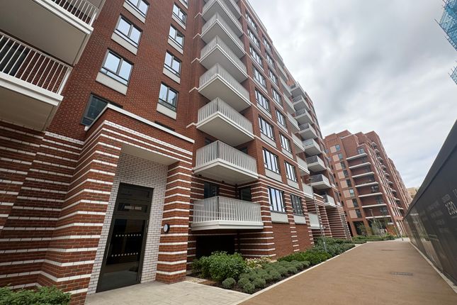 3-bed house on 4, London, £2,800/mo