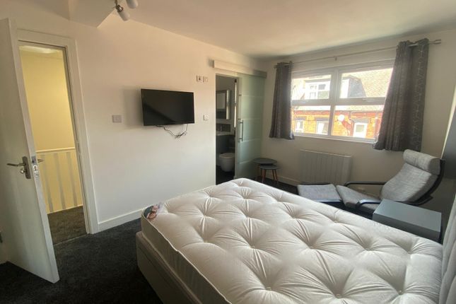 Flat to rent in Burchett Place, Leeds, West Yorkshire