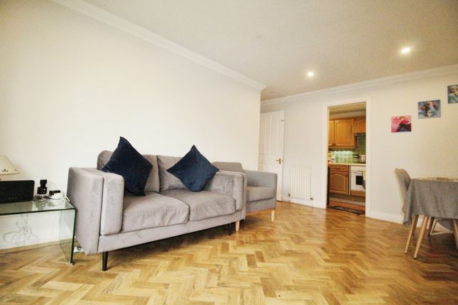 8 Hazeldean Court,, Pinewood Road, Cheshire photo 4