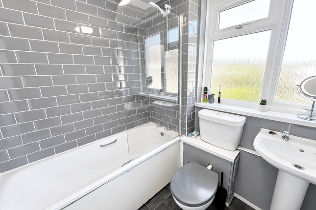 21, Mynchens, Basildon photo 4