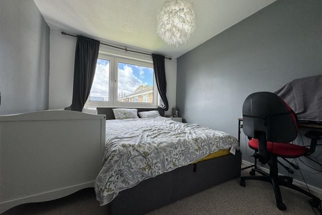 Flat for sale in Queen Mary Court, Queen Mary Avenue, East Tilbury