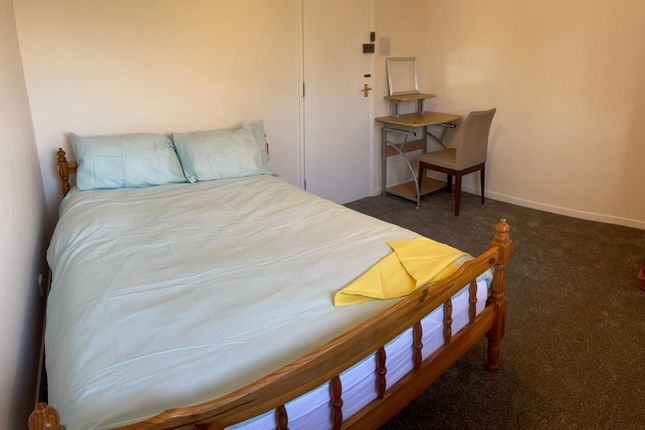 Room 4 6, Curran Close, Uxbridge photo 3