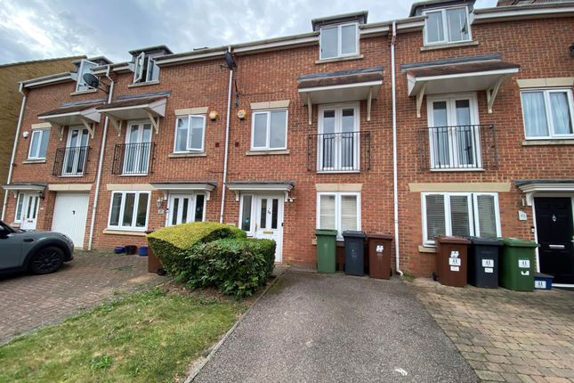 Town house to rent in Coleridge Way, Borehamwood