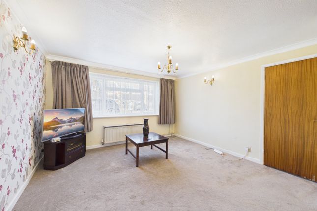 14, Ward Close, Wokingham photo 4