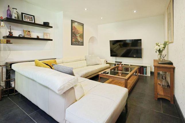 9, Woodburn Road, Greater Manchester photo 2