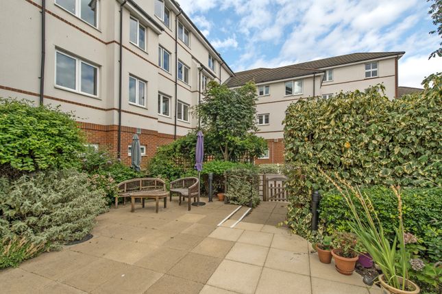 Flat for sale in Clifton Park Avenue, Raynes Park
