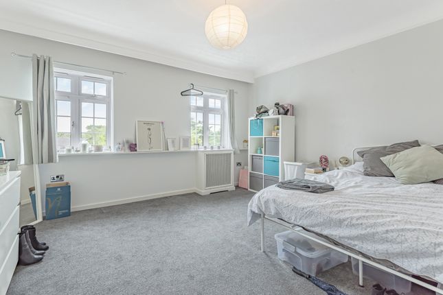 32 Wimbledon Close,, The Downs, London photo 4