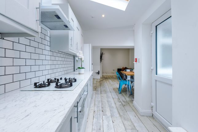 27 Gladstone Terrace Kitchen 3