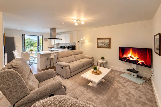 6 Marina View, Burnley photo 3