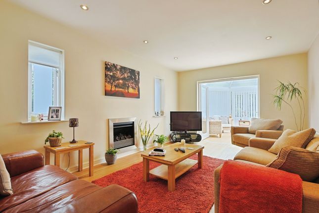 12, Manor Fields, Hull photo 2