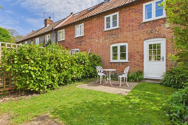 2-bed house on Middle Cottage, 34 The Common, Hanworth, £250,000