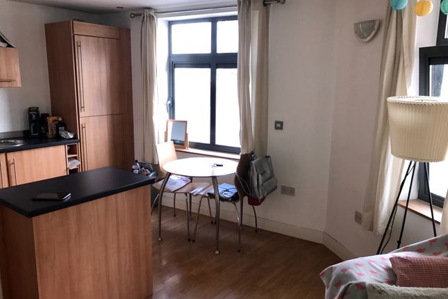 Apt 3, Manchester photo 4