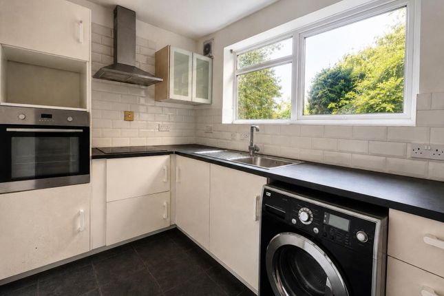 25 Cedar Court, Birchington Road, Windsor photo 4