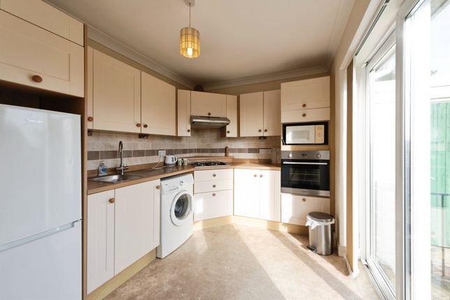 12, Wyndham Close, Waterlooville photo 3