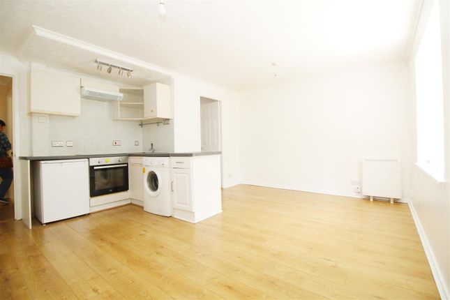 Flat to rent in Maunsell Park, Station Hill, Crawley, West Sussex.
