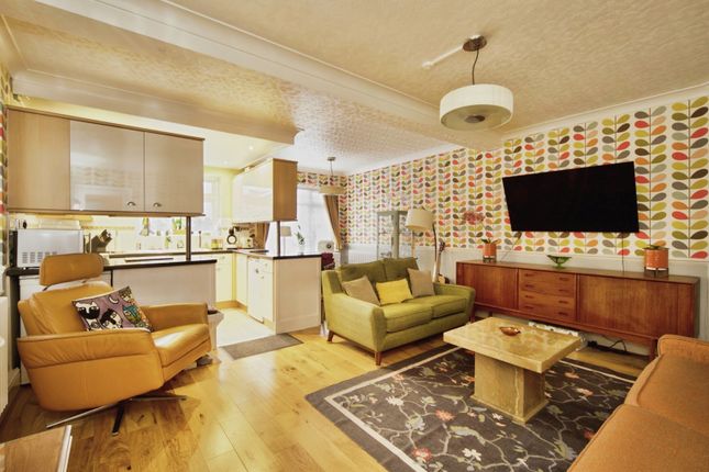 Flat 9, Harley Court,, Blake Hall Road, London photo 2