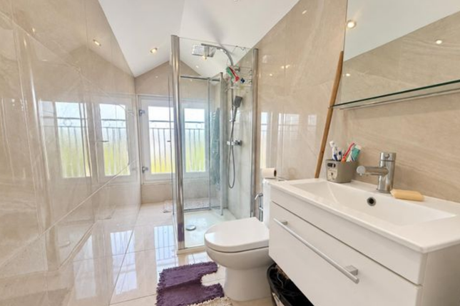 2A Fernhall Drive, Ilford photo 2