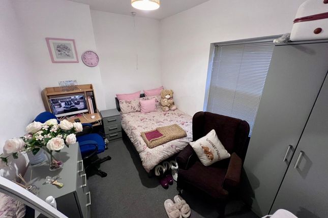 Room to rent in Kenyon Road, Wigan
