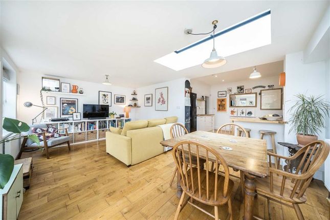 Thumbnail Flat for sale in Heather Road, London