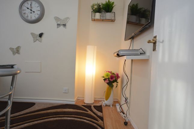 Maud Road, London photo 2
