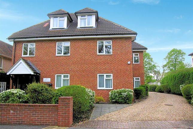 Thumbnail Flat to rent in Broadway, Knaphill, Woking