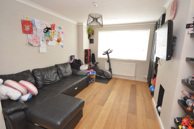 23, Hartfield Road, Chessington photo 4
