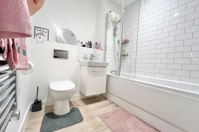 Apt 10, Birmingham photo 5