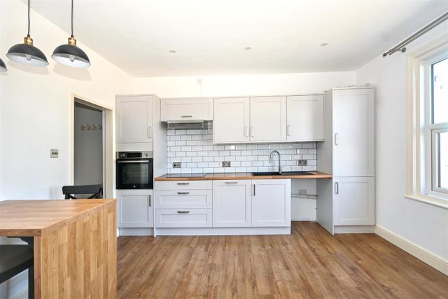 Flat 2, 70A, Cavendish Place, Eastbourne photo 3