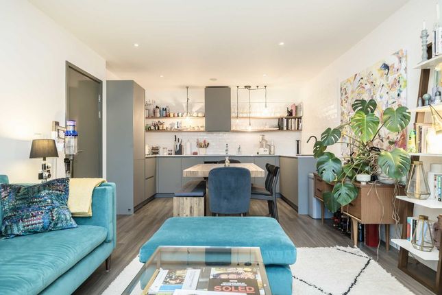 Flat for sale in Goldsmiths Row, London