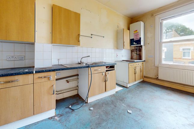 Flat B, 24 Foulden Road, London photo 4