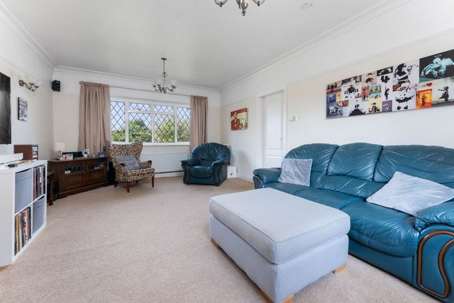 14, Petersfield Crescent, Coulsdon photo 3